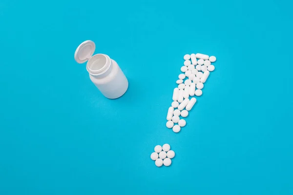 İlaç Endüstrisi ve İlaç Ürünleri - Mavi Masada Beyaz Ünlem — Stok fotoğraf