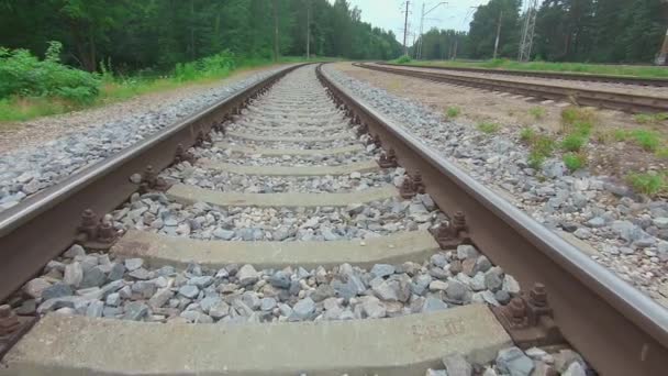 Movimento suave ao longo da estrada de ferro europeia — Vídeo de Stock