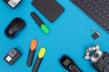 Mavi Masa Üzerinde Dijital Aletleri Olan Çalışma Yeri