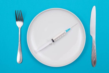 Beyaz Seramik Tabakta Tıbbi Tek Kullanılabilir Şırınga