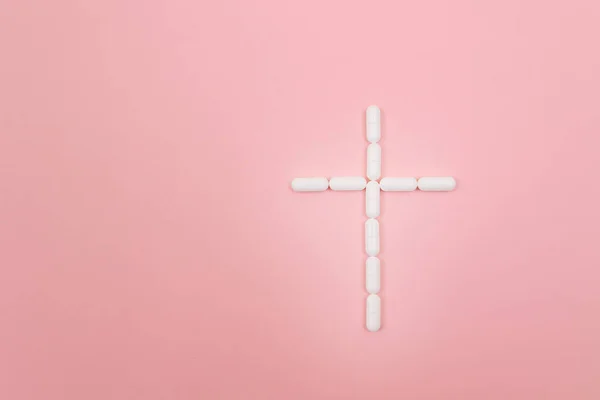 製薬会社の責任だ。白い丸薬で作られた墓の十字架 — ストック写真