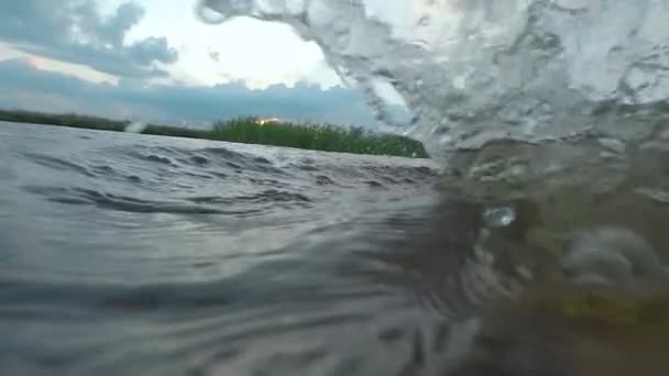 Boven en onder de rivier Water Surface - Super Slow Motion — Stockvideo