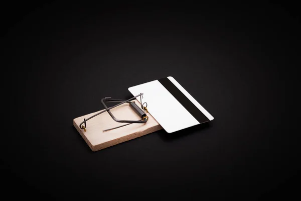 Modelo de cartão de crédito em branco branco na armadilha de madeira do mouse — Fotografia de Stock