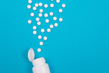 İlaç Endüstrisi ve İlaç Ürünleri - Mavi Arkaplanda Beyaz Haplar