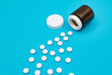 İlaç Endüstrisi ve İlaç Ürünleri - Mavi Arkaplanda Beyaz Haplar