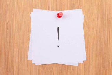 Tahta Mesaj Tahtasına iliştirilmiş Ünlem İşaretli Beyaz Yapışkan Notlar