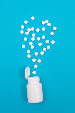 İlaç Endüstrisi ve İlaç Ürünleri - Mavi Arkaplanda Beyaz Haplar