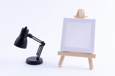 Boş Beyaz Kare Tuvali ve Masa Lambası ile Tahta Easel Minyatürü