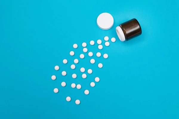 İlaç Endüstrisi ve İlaç Ürünleri - Mavi Arkaplanda Beyaz Haplar — Stok fotoğraf