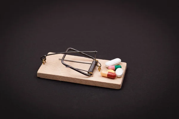 Comprimidos em Mousetrap de madeira - Dependência Farmacêutica — Fotografia de Stock