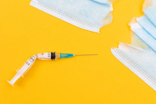 Kırık Tıbbi Şırınga ve Yırtık Yüzlü Maske