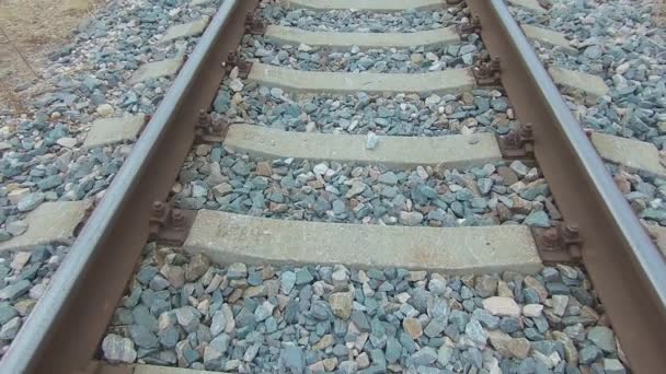 Movimento suave ao longo da trilha ferroviária europeia — Vídeo de Stock