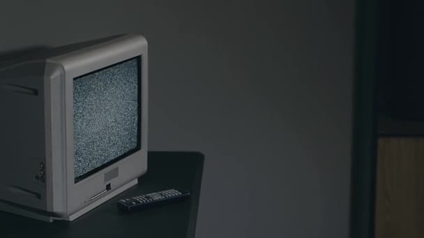 Broken Television - Oude zilveren tv op zwarte tafel in donkere kamer — Stockvideo