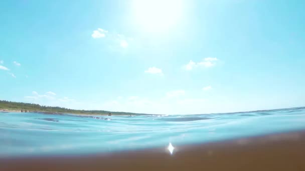 Přes a pod mořskou hladinou na Slunečné letní pláži — Stock video
