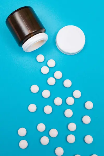 医薬品業界と医薬品-青の背景に白い薬 — ストック写真