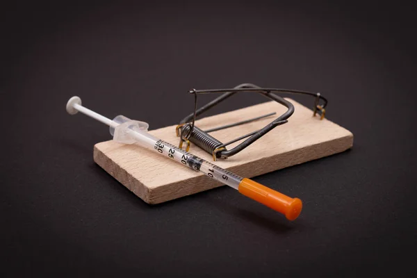 Drug Addict or Heroin Hazard - Insulin Syringe with Drug Dose in Mousetrap — Stock Photo, Image