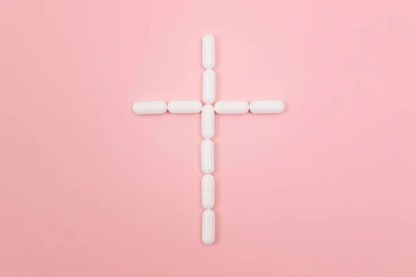 Danno farmaceutico. Una croce tomba fatta da pillole bianche — Foto Stock