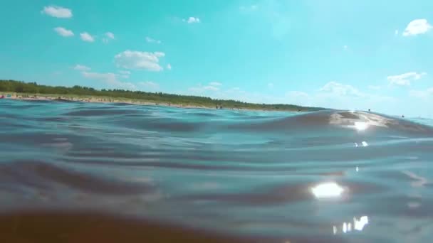 Superficie sobre y bajo el mar en Sunny Summer Beach — Vídeos de Stock