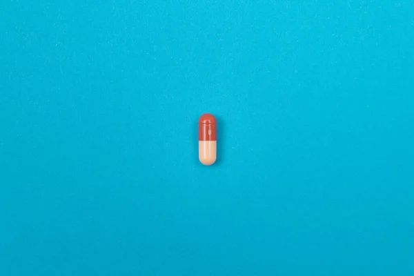 医薬品業界と医薬品-青いテーブルの上の色の薬 — ストック写真