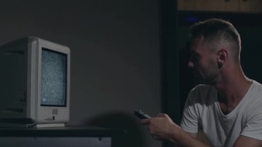 Zihin Kontrolü - Beyaz tişörtlü Zombi TV kanallarını değiştirdi