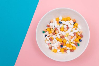 İlaç Endüstrisi ve İlaç Ürünleri - Beyaz Çanakta Renkli Haplar