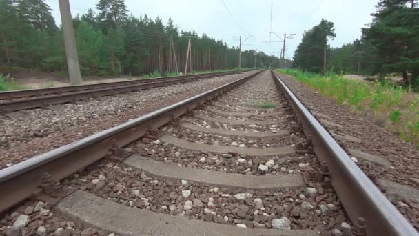 Movimiento suave a lo largo del ferrocarril europeo — Vídeo de stock