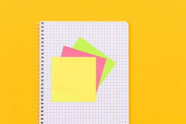 Sarı Masa Üzerine Yapışkan Notlar Olan Bir Not Defteri