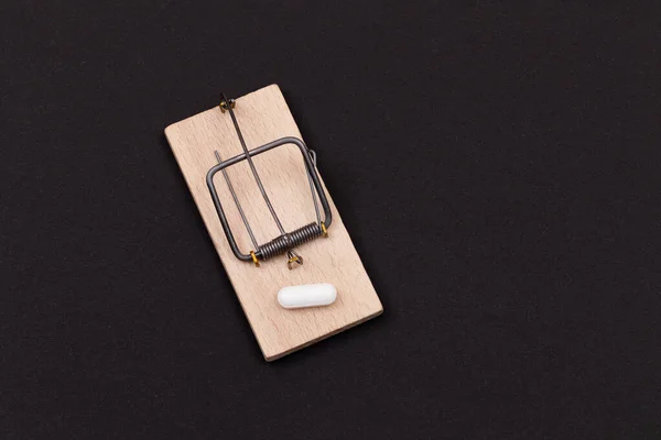 Comprimido branco em Mousetrap de madeira - Dependência Farmacêutica — Fotografia de Stock