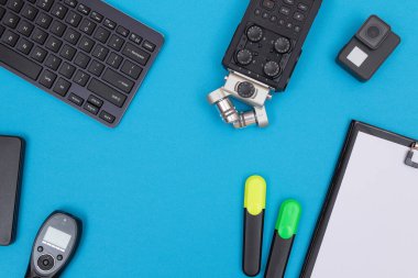 Mavi Masa Üzerinde Dijital Aletleri Olan Çalışma Yeri