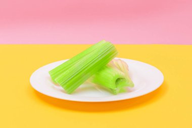 Taze doğranmış kereviz beyaz tabağa yapışıyor.