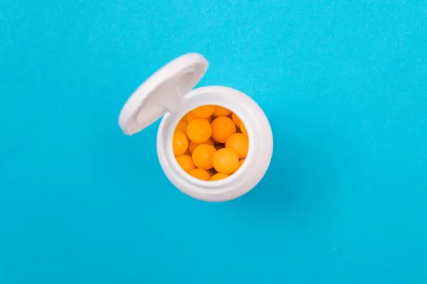 Фармацевтическая промышленность и лекарственные средства - желтые витамины — стоковое фото