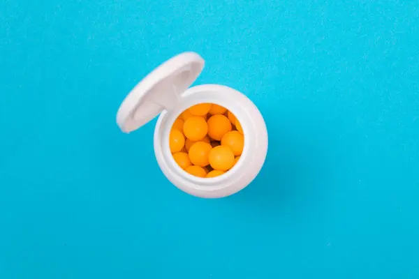 Pharmaceutical Industry and Medicinal Products - Yellow Vitamins — Stock Photo, Image