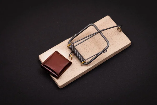 Dependência de chocolate - Sweet Wedge of Milk Chocolate in Wooden Mousetrap — Fotografia de Stock