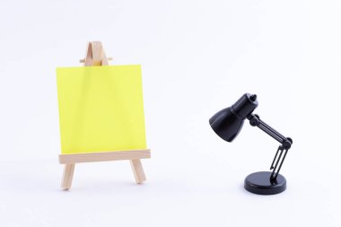 Boş Renkli Kare Tuvali ve Masa Lambası olan Tahta Easel Minyatürü