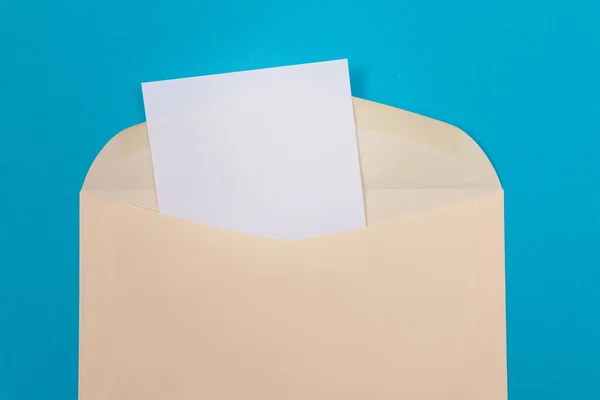 中の紙の空白の白いシートとベージュの封筒 — ストック写真