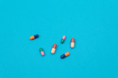 İlaç Endüstrisi ve İlaç Ürünleri - Mavi Masadaki Renkli Haplar