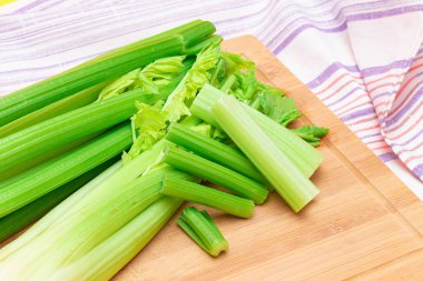 Taze Kereviz Kökü ve Doğranmış Kereviz Tahta Kesme Tahtasında Çubuklar