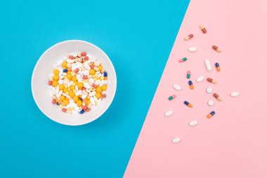 İlaç Endüstrisi ve İlaç Ürünleri - Beyaz Çanakta Renkli Haplar