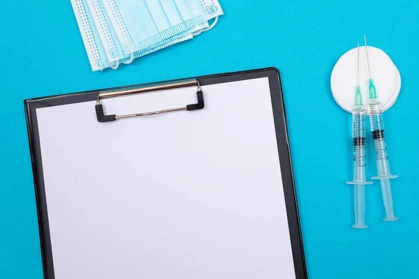 Aşı ya da Yeniden Aşılama Konsepti - Mavi Masaya İki Tıbbi Şırınga