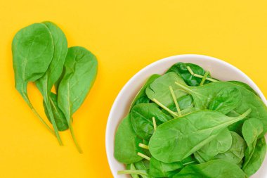 Taze Ispanak Sarı Arkaplanda Beyaz Kasede Yapraklar