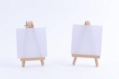 Boş Beyaz Kare Tuvalli İki Tahta Şahin Minyatürü