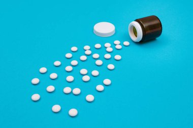 İlaç Endüstrisi ve İlaç Ürünleri - Mavi Arkaplanda Beyaz Haplar