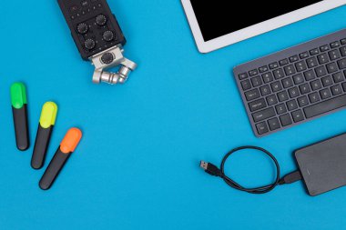 Mavi Masa Üzerinde Dijital Aletleri Olan Çalışma Yeri