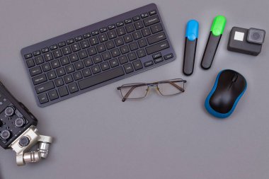 Gri Masadaki Dijital Aletler - Video Blogcuları İş Yeri