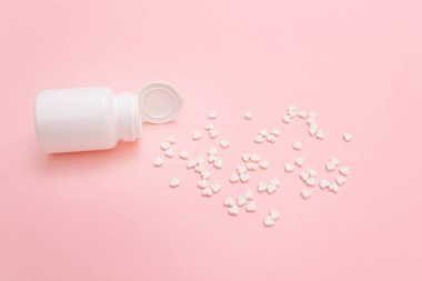 İlaç Endüstrisi ve İlaç Ürünleri - Pembe Masadaki Beyaz Haplar