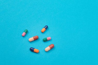 İlaç Endüstrisi ve İlaç Ürünleri - Mavi Masadaki Renkli Haplar