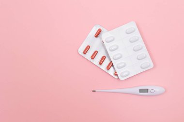 Beyaz Elektronik Termometreyle Farklı İlaç ve Tabletler Paketi