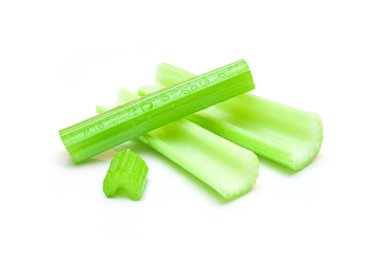 Taze doğranmış kereviz, beyaz zeminde izole edilmiş su damlalarıyla yapışır.