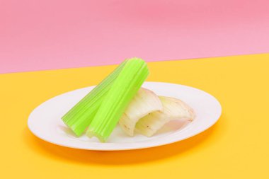 Taze doğranmış kereviz beyaz tabağa yapışıyor.