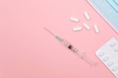 Tek kullanımlık şırıngalı farklı haplar ve tabletler.